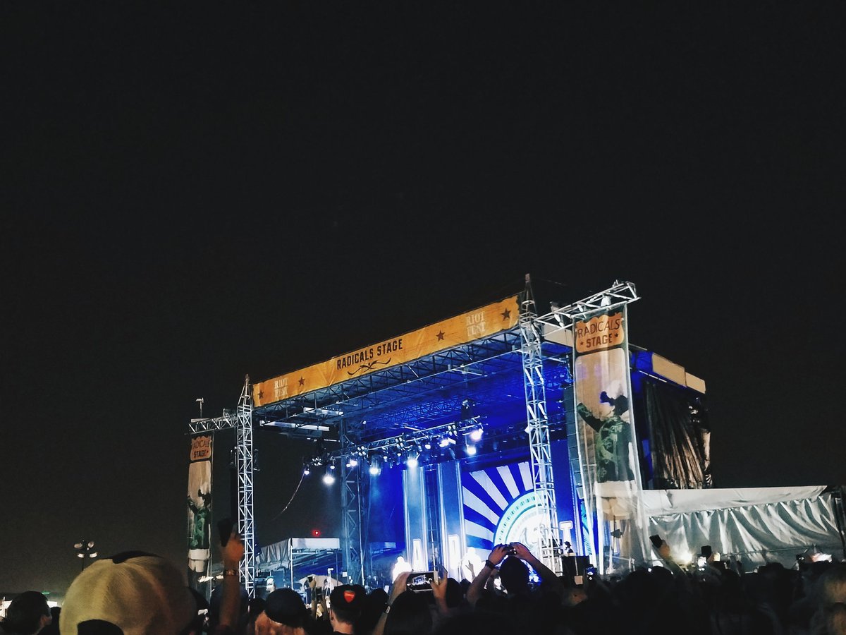 buttermybooks's tweet photo. #RiotFest2017 is over and so is my will to live https://t.co/Bigdt6i7hq
