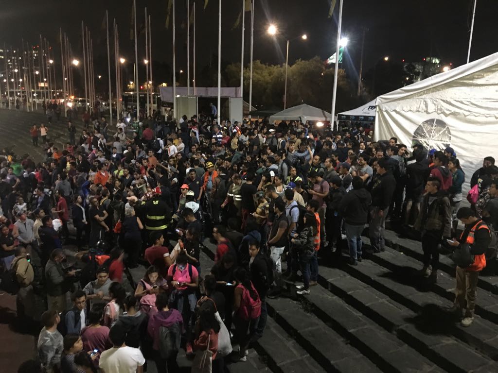 Miles de universitarios entusiastas llegan al #EOU y comenzarán a salir en brigadas de rescate. Mañana se requerirán brazos nuevos.