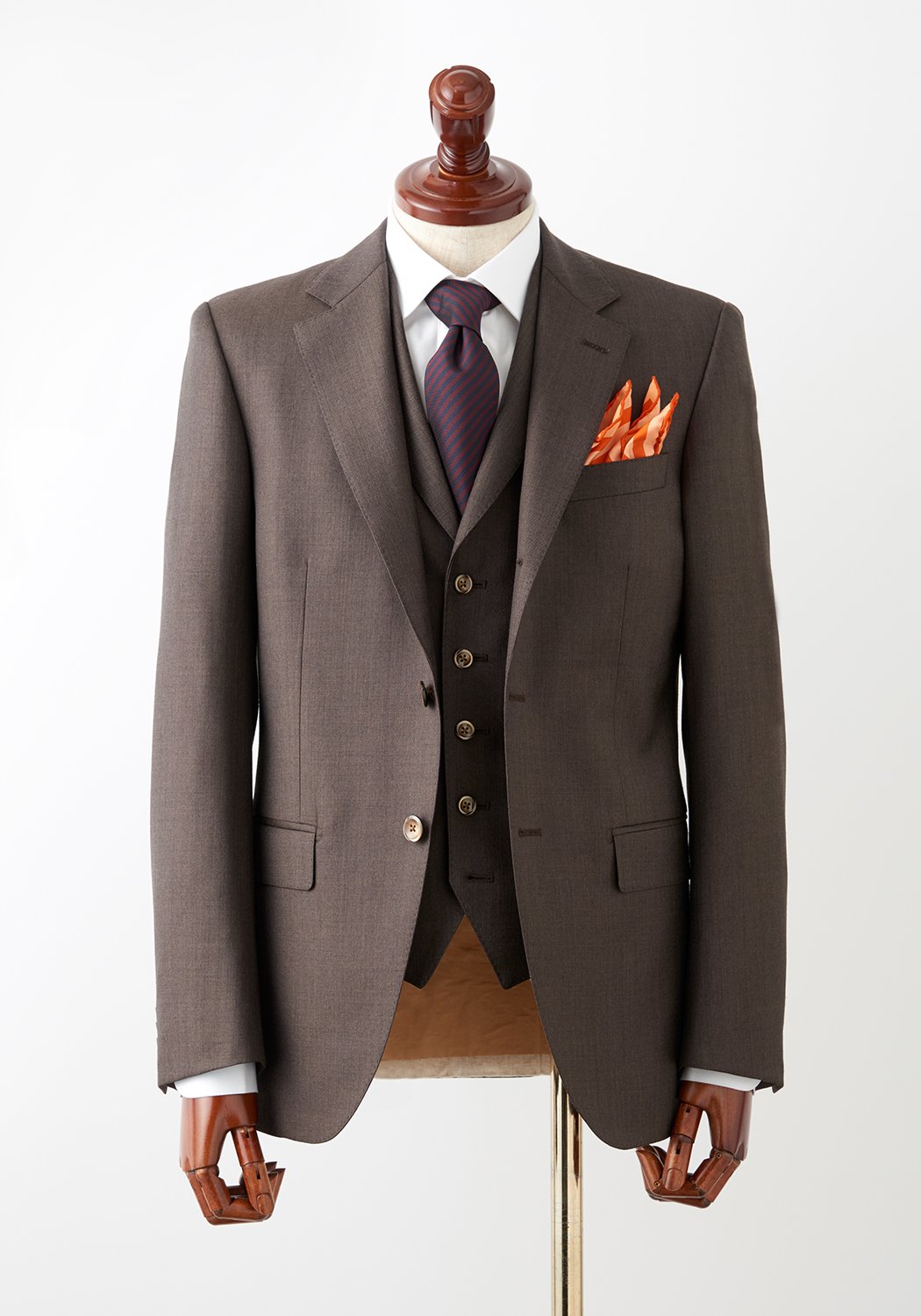 公式 グローバルスタイル Global Style 17秋冬のトレンドとしても人気急上昇中 ブラウンスーツ 王道から外れた色味ですが Vゾーン シャツやネクタイ は意外と何でも合わせられます 一気にお洒落度がアップする秋冬のブラウンスーツ 是非一度お