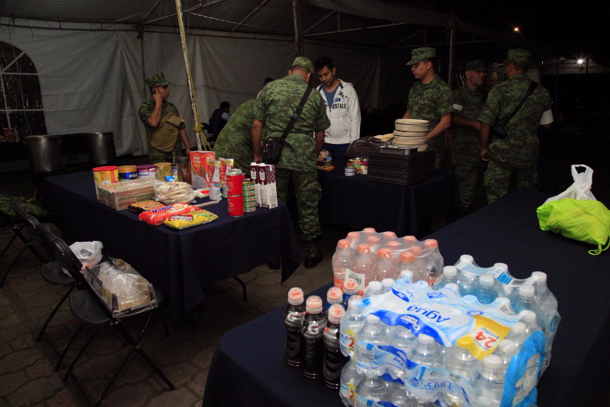XochitlGalvez's tweet photo. En Parque Lira 94, ya está instalado el comedor comunitario que @SEDENAmx habilitó para los afectados por el #Sismo, no duden en venir. https://t.co/QhPDb0pIgB