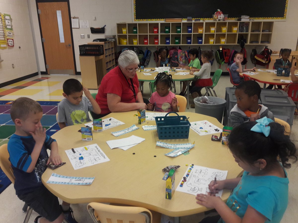 MrsBiteng114's tweet image. We had a blast sorting our M&amp;amp;M&apos;s by color today! #TriangleKinders #SortingByColors #YummyMath