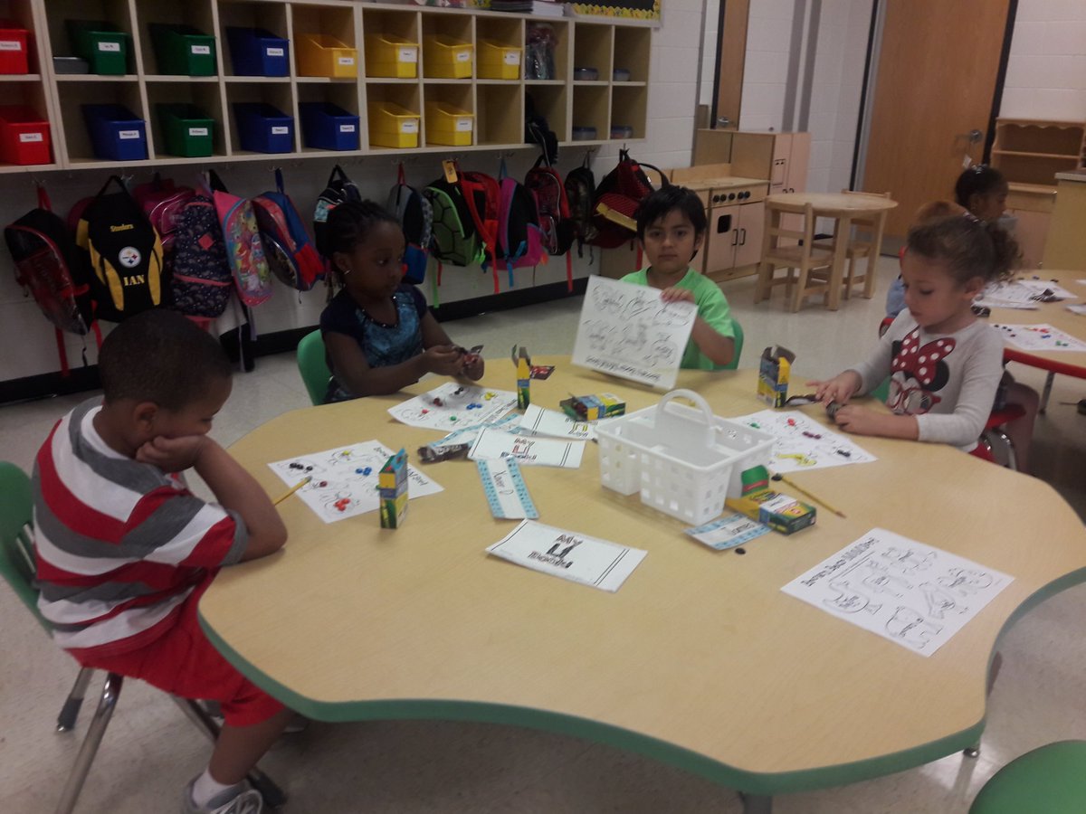 MrsBiteng114's tweet image. We had a blast sorting our M&amp;amp;M&apos;s by color today! #TriangleKinders #SortingByColors #YummyMath