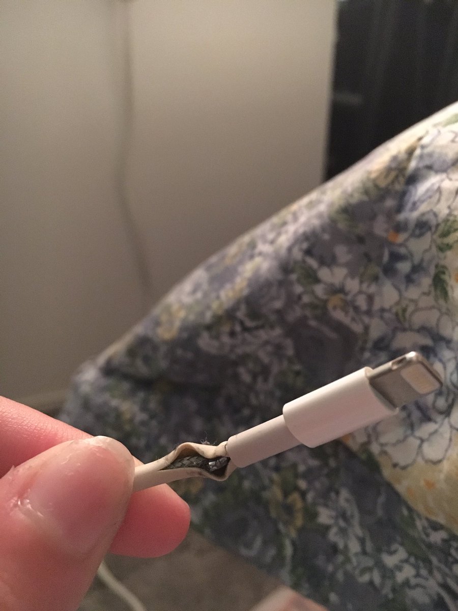 Jbellle's tweet photo. Hey @Apple - I got my 6s less than a year ago, and the charger already looks like this....seriously. Do you replace these for people? 🤔🙅🏼💸 https://t.co/ab8Zf8CyId