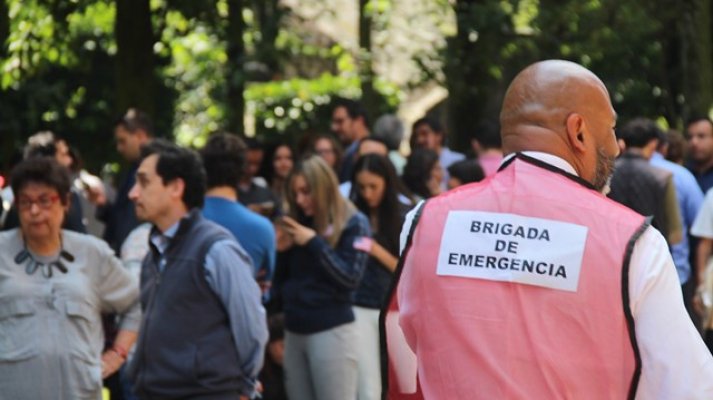 Únete a la #BrigadaDeAyuda. Interesados, comunicarse con el coordinador de Protección Civil de la Universidad, André Desachy: 5532106068.