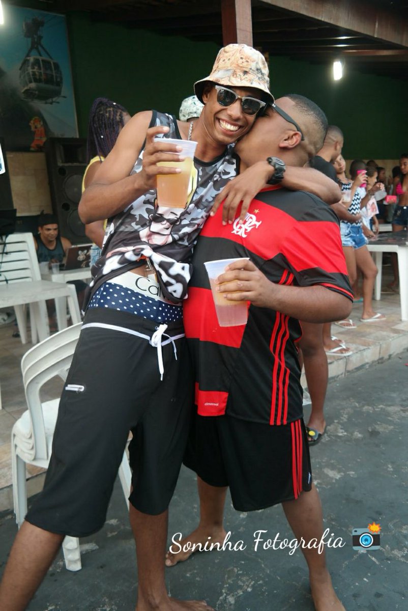 mentegool's tweet photo. Amo muito mais do que chocolate.. #TotalFest #NiverDoPuto #Chapololou 🍺🍺😎 https://t.co/iEghuTm0Vi