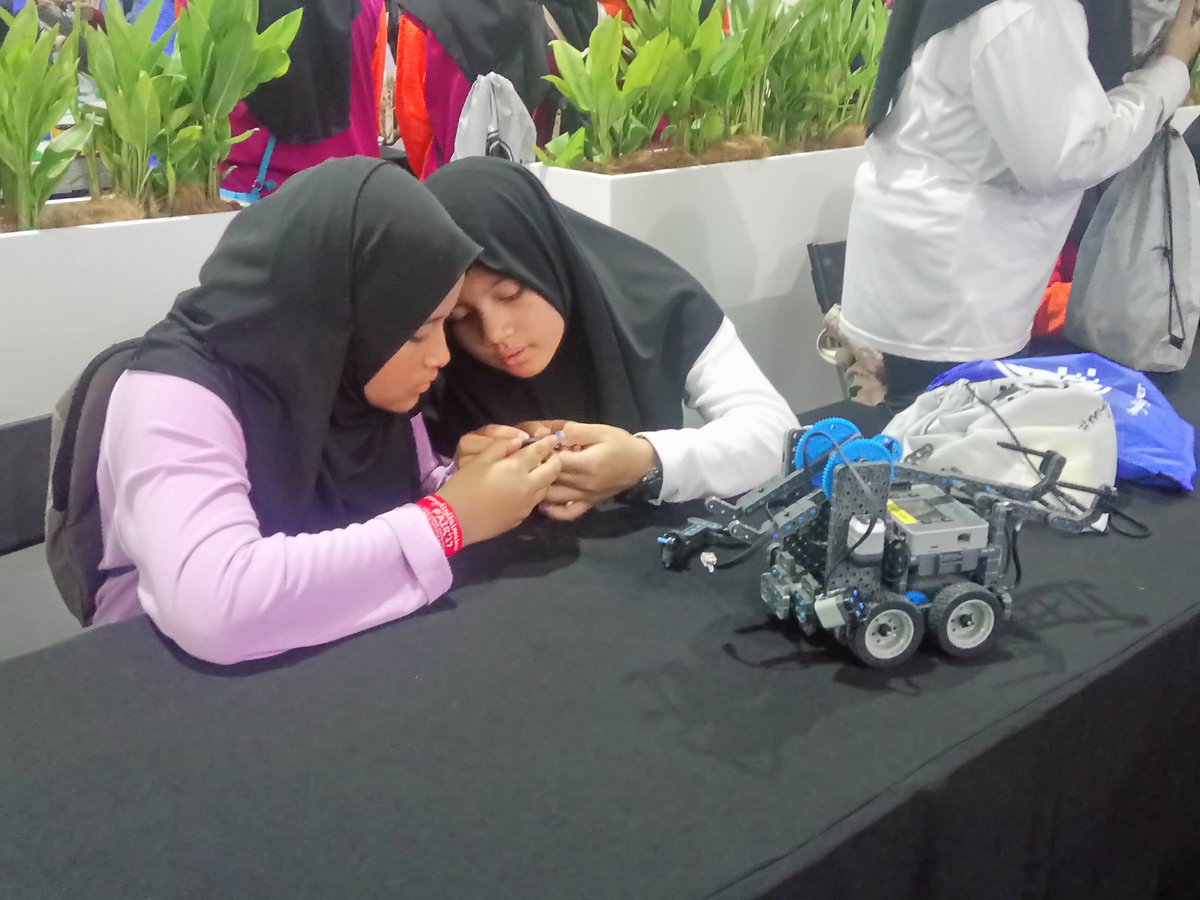 VEXRoboticsSEA's tweet image. 1 day at @petrosains Science Fest 2017
G1:“My fingers are too big!”
G2:“Let me do it for you”
G1:“Hey, we’d  make a good team!”
#vexrobotics