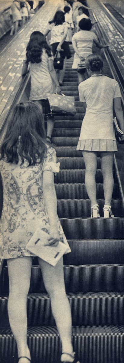 少しだけタイムスリップ Twitterissa 1969年 ミニスカート大流行でエスカレーターの光景 昭和 ノスタルジー
