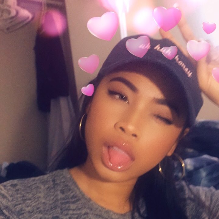 Karelesskvtty's tweet photo. They say mah lip gloss is poppin, mah lip glosss is cooool 💕 https://t.co/kELTYonJLU