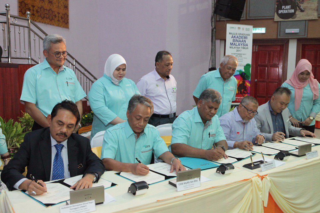 CWorkscare's tweet photo. A Great honor to sign MoU with @CIDBMALAYSIA1in the presence of YB Datuk Hjh @Rosnah_ARS &amp; Tan Sri Tajuddin Ali
#CMMS
#FacilityManagement https://t.co/IgA26ywTy6
