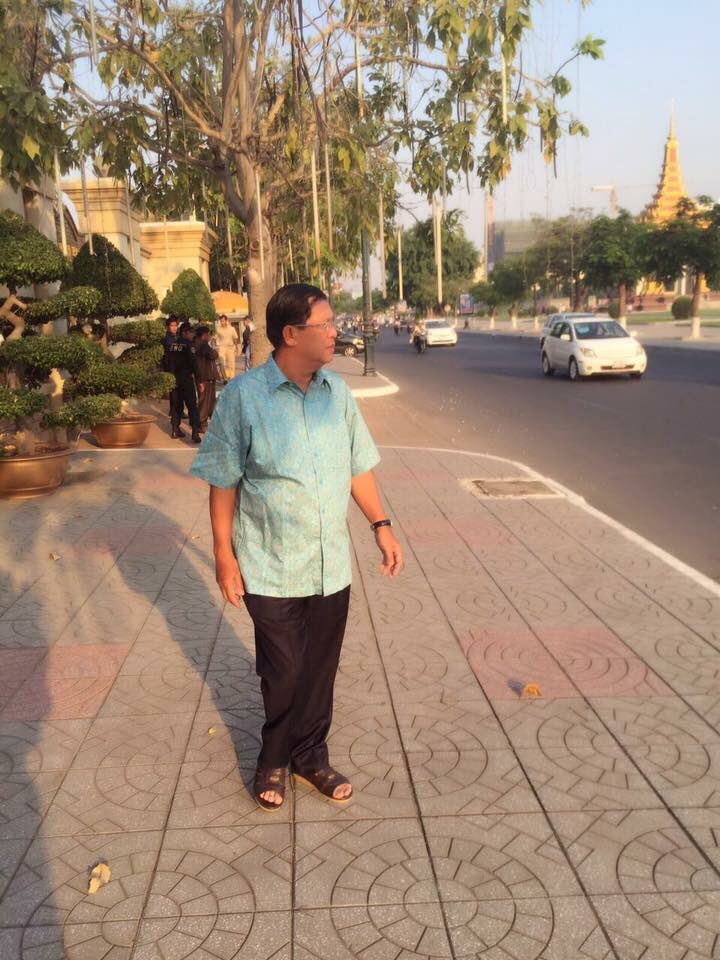 YupeaChea's tweet photo. Samdech prime minister of Cambodia walking on the street of Phnom Penh https://t.co/WcRJqfON6J