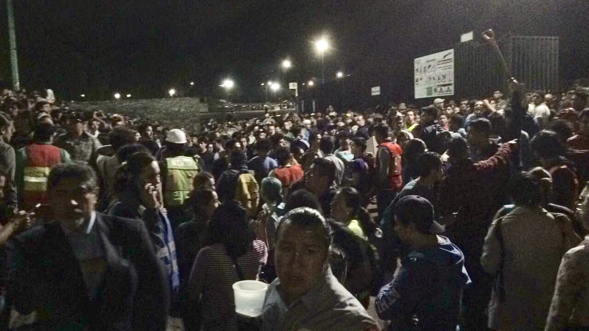 FICUNAM's tweet photo. ¡ATENCIÓN! Hoy ya no es necesario acudir al Estadio CU, pero mañana, a partir de las 5 de la mañana, se formaran nuevamente #BrigadasUNAM https://t.co/6v2eQ4iApI