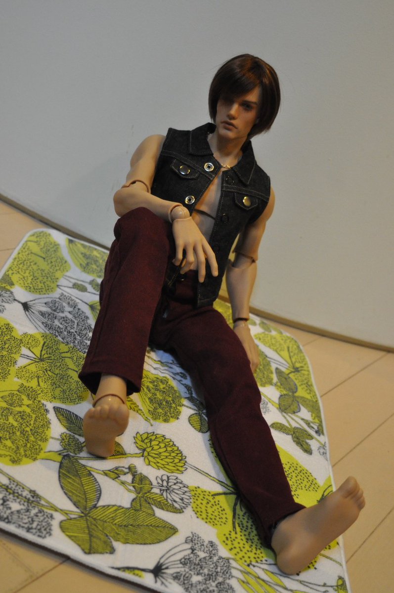 akira_mitsui's tweet photo. #granadodoll #Udell 洋装にチャンジ。
はぁ、裸足だし。10cmの足に合う靴がなぁ……。 https://t.co/p3Pv48hDc9