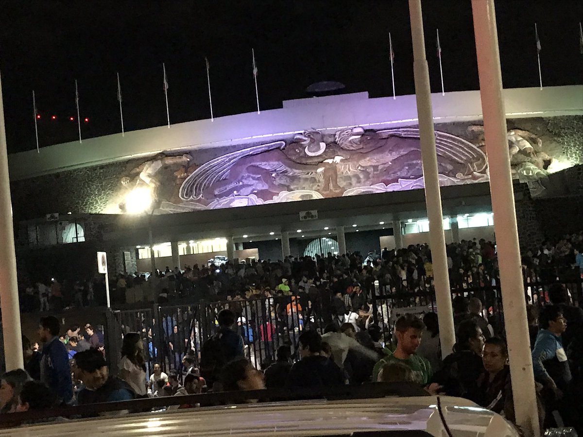 LuisPerezdeAcha's tweet photo. Un grito que retumba: "Goya, Goya...". Cientos, miles de personas en centro de acopio UNAM. Esto SÍ Cuenta, y CUENTA MUCHO. https://t.co/0oXg9Tq2RT