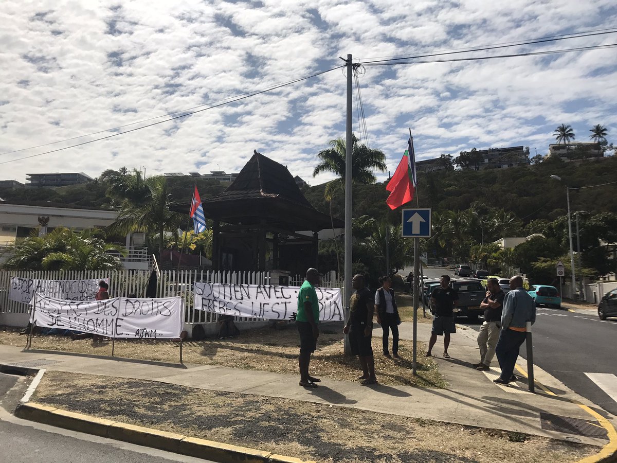 AJKM2018's tweet photo. Aujourd'hui : 20.09 sit-in devant le consulat d'Indonésie. Solidarité avec le peuple de West- Papua. Stop au massacre de nos frères ! https://t.co/7oKz3kGFfZ
