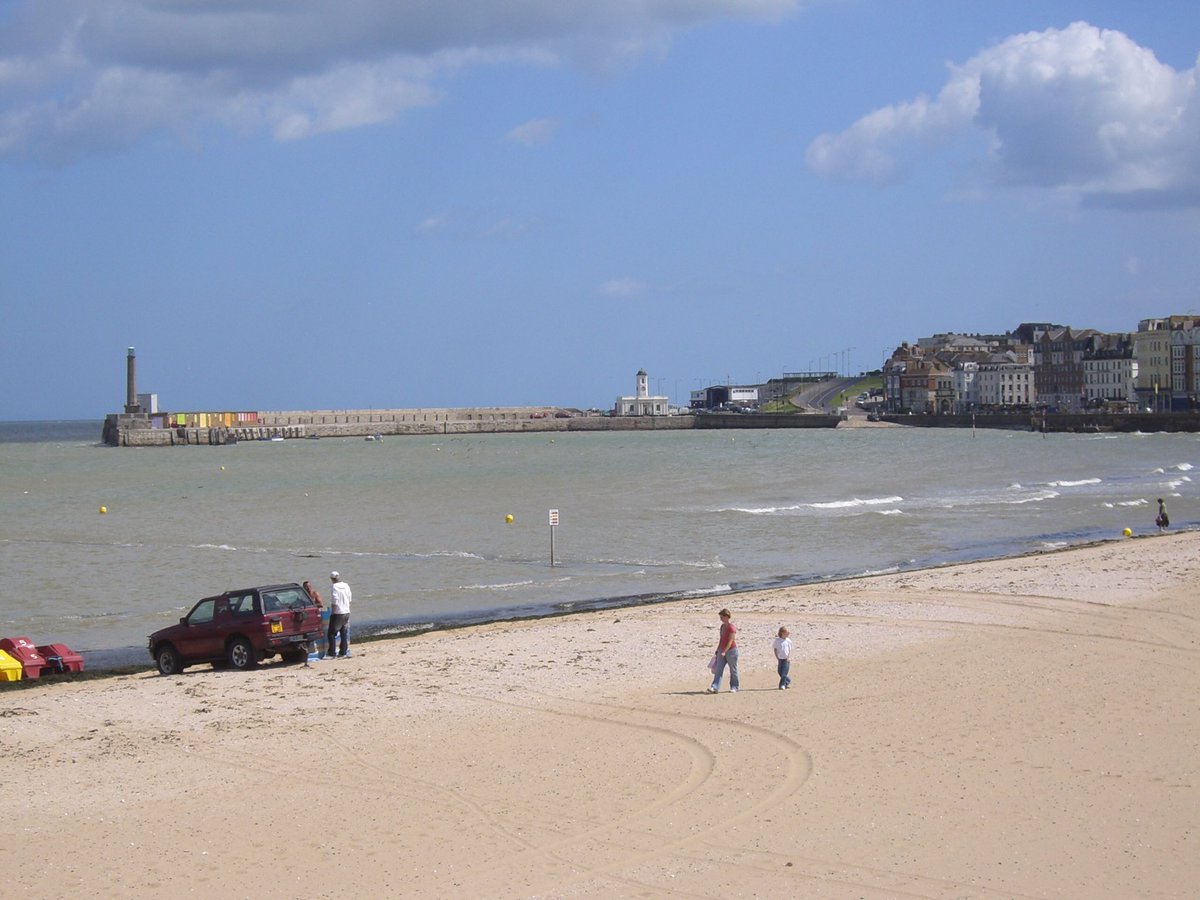 peterdav2000's tweet image. Margate seafront 10 years ago. No Harbour Arm businesses, no Turner Contemporary, boarded up seafront shops... but still beautiful #Margate