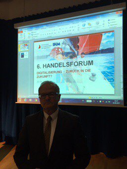 AHildebrandt70's tweet photo. #handelsforum zur #Digitalisierung im Handel: Prof. Dr. Franz-Michael Binninger: #Customer Journey - Licht ins Dunkel https://t.co/RUotyOglLL