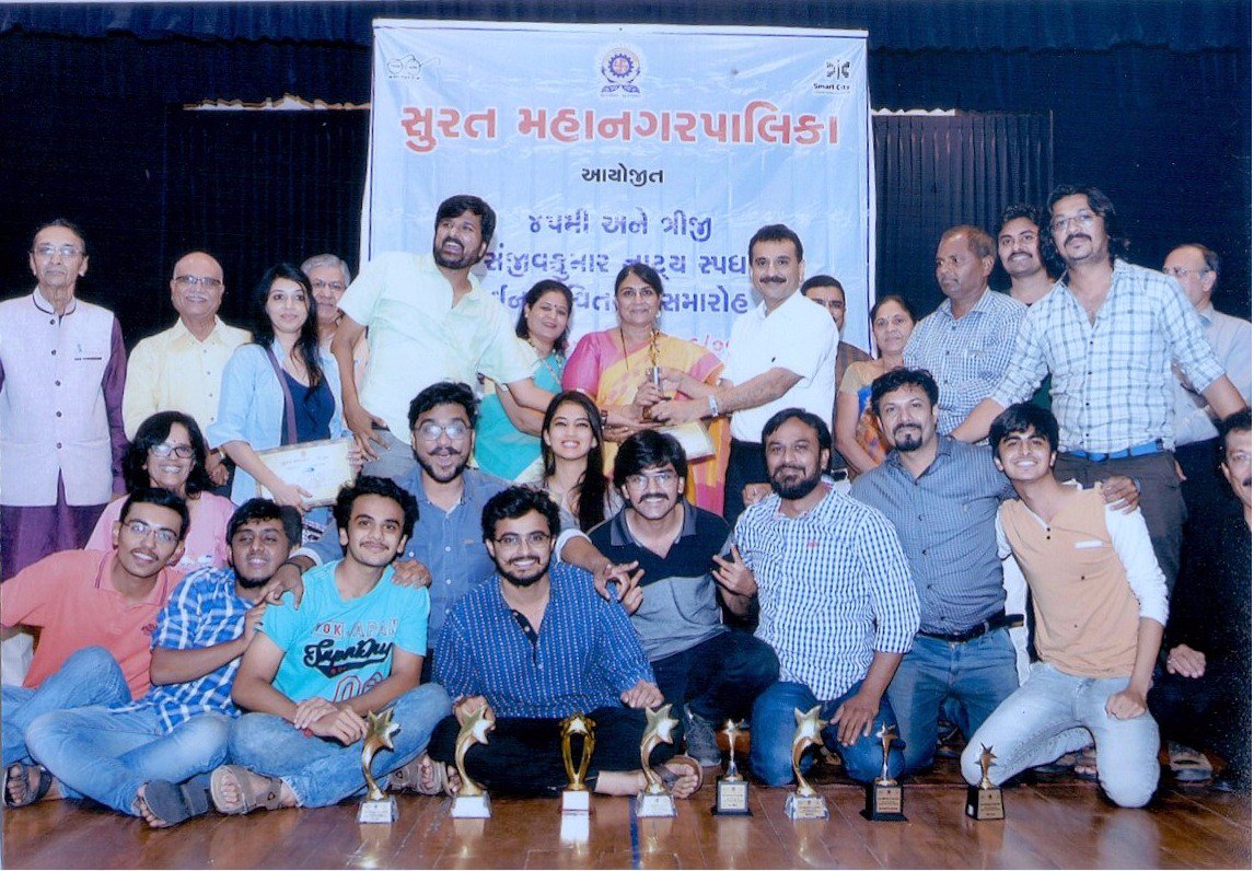 OurSMC's tweet photo. @OurSMC આયોજિત ૪પમી/ત્રીજી સંજીવકુમાર નાટ્ય સ્પર્ધામાં ૨૯ વિજેતાઓને @asmitashiroya હસ્તે પ્રમાણપત્ર/ટ્રોફી/રોકડ પુરસ્કાર એનાયત કર્યા હતા. https://t.co/PXUKxwZ6BO