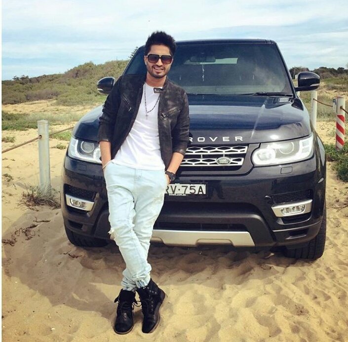 rai_pataka's tweet photo. Gabhru di #gaint_look,
Te smile kre #kill,
 #Bapu_Zamidar da putt,
#JASSIGILL. 😘😘😍 https://t.co/U7fJhwiEdc