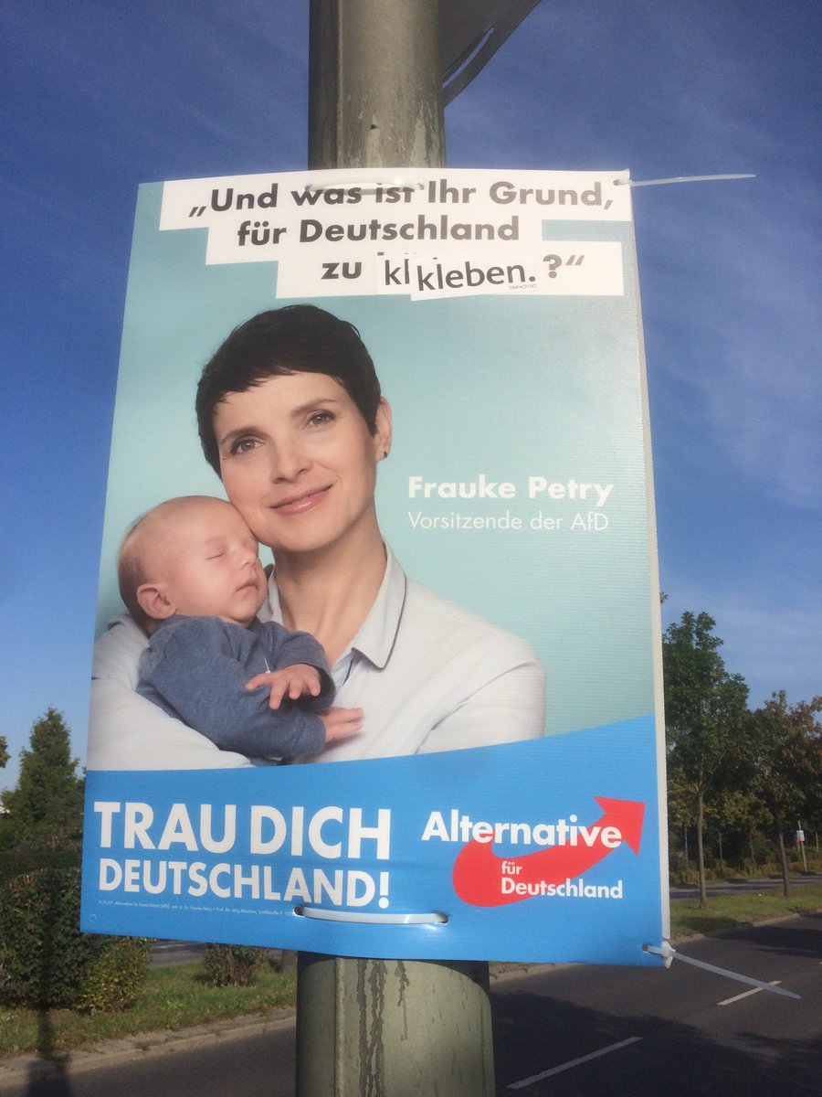einfachsoorg's tweet photo. @polizeiberlin Wieder begegnet, wieder höflich. Diesmal bzgl. Sachbeschädigung leider nicht einer Meinung. Naja.
#GutUndGerneKleben #btw17 https://t.co/GQHf32vBc9