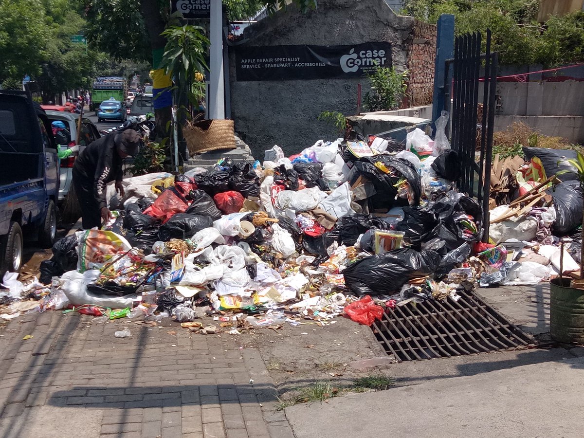 Cc: @pdkebersihanbdg via <a href="/Ridwanlaras11/">Ridwan</a>: Sampah d jalan cihampelas bandung menumpuk tidak diangkut2