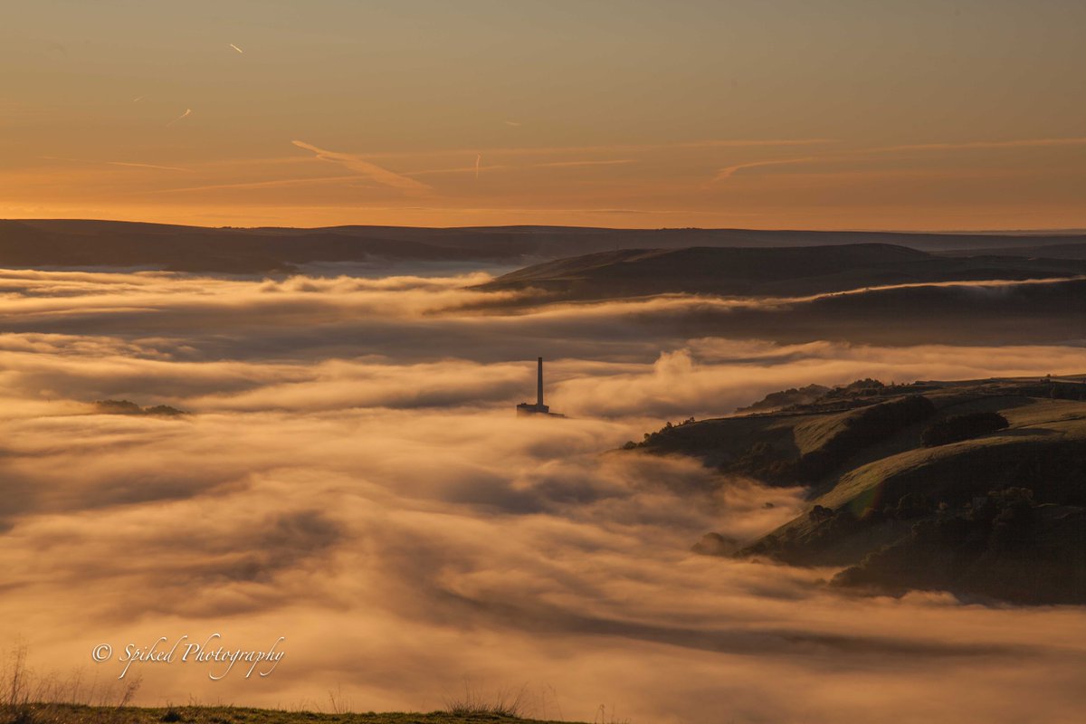 #UniqueDistrict <a href="/andyfarrerphoto/">Andy Farrer</a> <a href="/DavidClappPhoto/">David Clapp</a> @CanonProNetwork Castleton/Hope valley under a blanket of mist from the Top of Mam Tor
