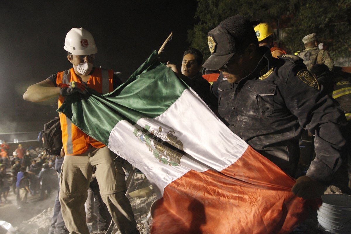gaaspe's tweet photo. Podrán caerse los edificios pero esta bandera nunca #FuerzaMexico https://t.co/1d42FLXs2f