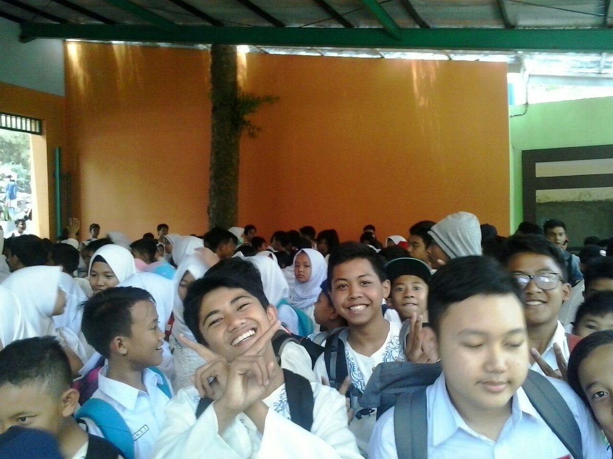 RT @derentenbdg: Rombongan SMP Pasundan satu, 320 orang.
Berkunjung ke bonbin