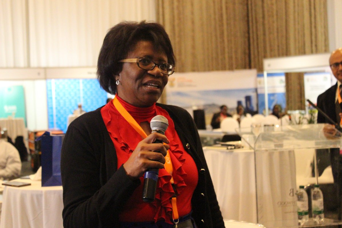 TiyaniTee's tweet photo. Delegate from Namibia advising the young Geeks #RFWHack @WaterResearchSA #WRCSymposium2017 @Geekulcha https://t.co/yRNmgWeyWn
