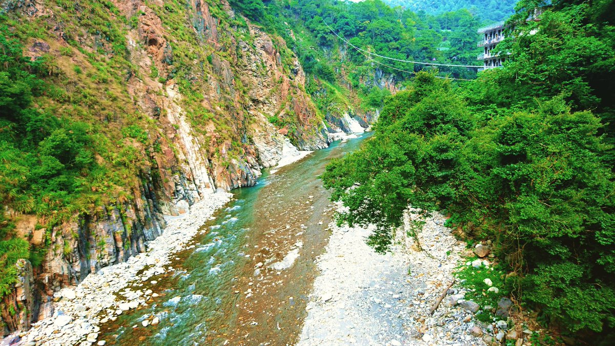 Cassandra3517's tweet photo. What #stories has the #River taken away as #Time goes by
#cliff #PhotoOfTheDay #nature #Wanderlust #landscape #travel #photography #explore https://t.co/17sTzx9vAs