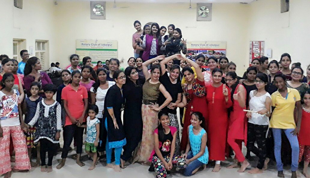 snehalchoubey22's tweet photo. Awesome time with Rotary Club of Jabalpur during their Garba practice session... #Garba #GarbaPractice #Navratri2017 #GarbaNights #RJSnehal https://t.co/S3tnLtaPN0