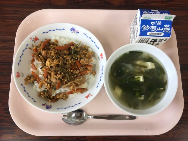 東員町 今日の給食 ビビンバ 牛乳 茎わかめと小松菜のスープ この献立は 東員第一中学校の2年生が 給食 センターで職場体験をした時に 生徒が考案した献立です ビビンバは 子どもたちの一番人気です