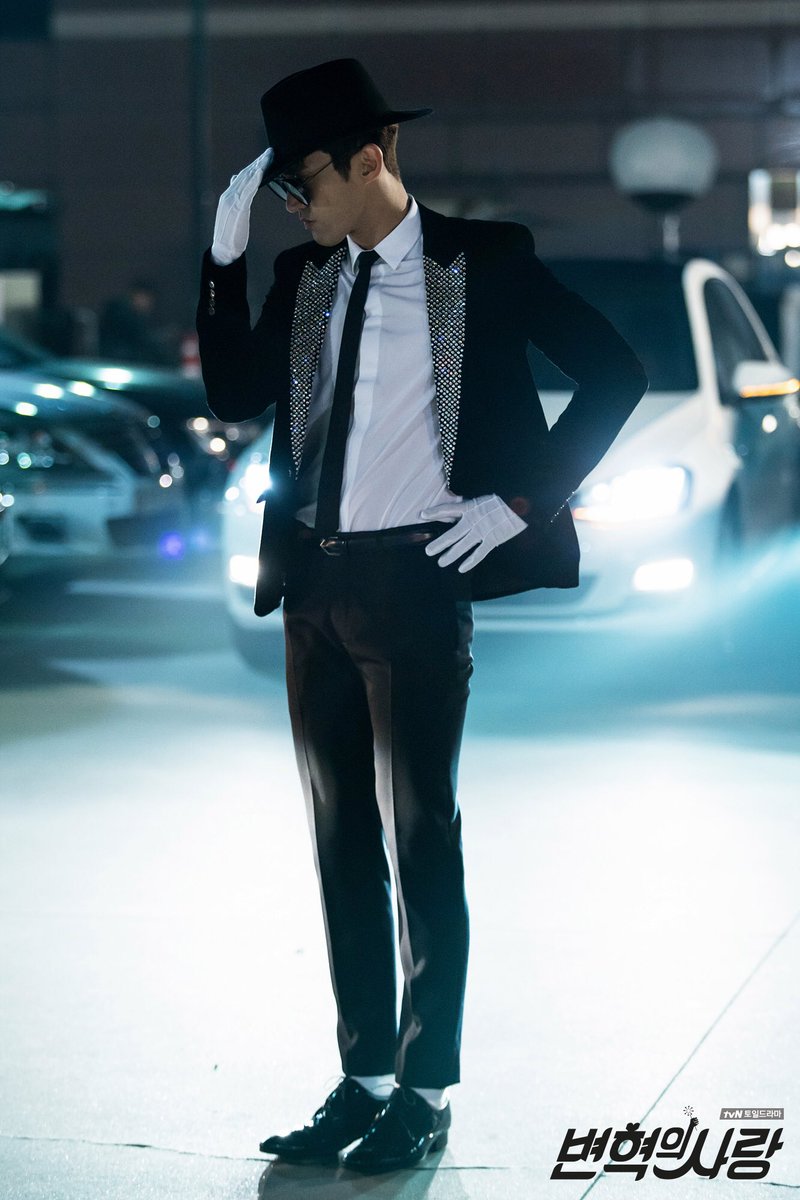 13elieveSG's tweet photo. [HD PIC] 170920 tvN Naver Update - Siwon dressed as Michael Jackson~ He looks so cool! >< [4P] https://t.co/LmlpLHDzbG