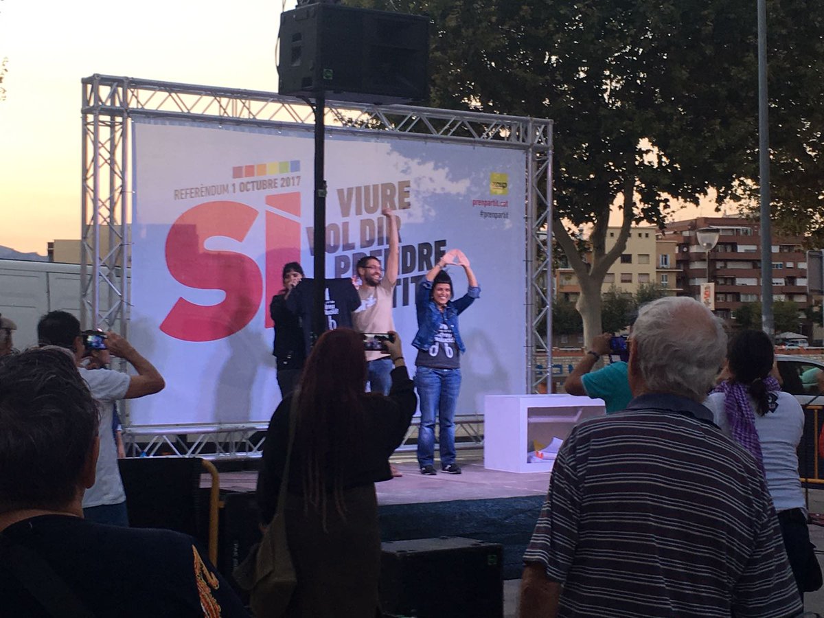 yrun86's tweet photo. Sí a la república! Sí al nou xixill! #1OCT #votaremSi #annagabriel https://t.co/fjoWkzClFX