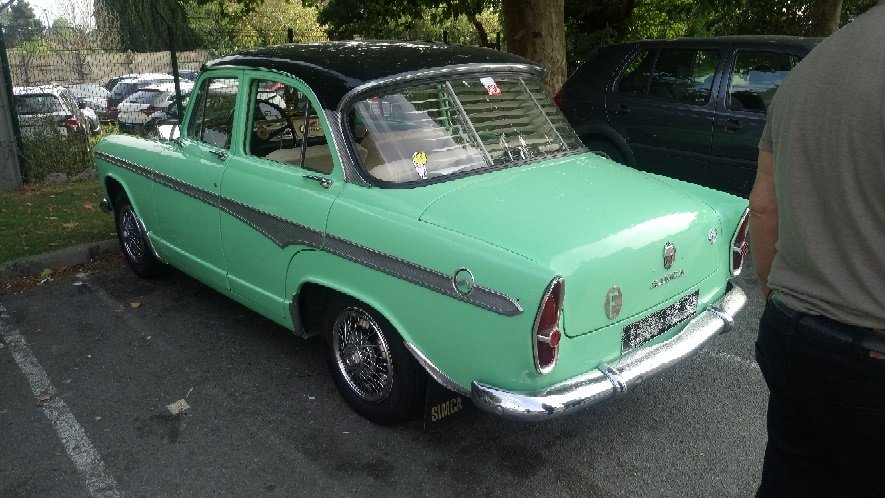 CarterCashAuto's tweet image. Une Simca P60 de 1960 en visite au magasin de Villeneuve D'Ascq #simca #simcap60