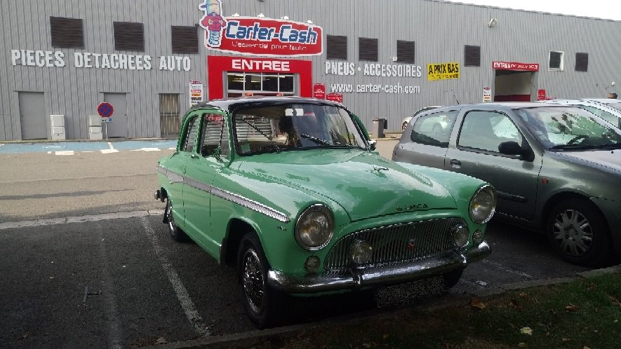 CarterCashAuto's tweet image. Une Simca P60 de 1960 en visite au magasin de Villeneuve D'Ascq #simca #simcap60