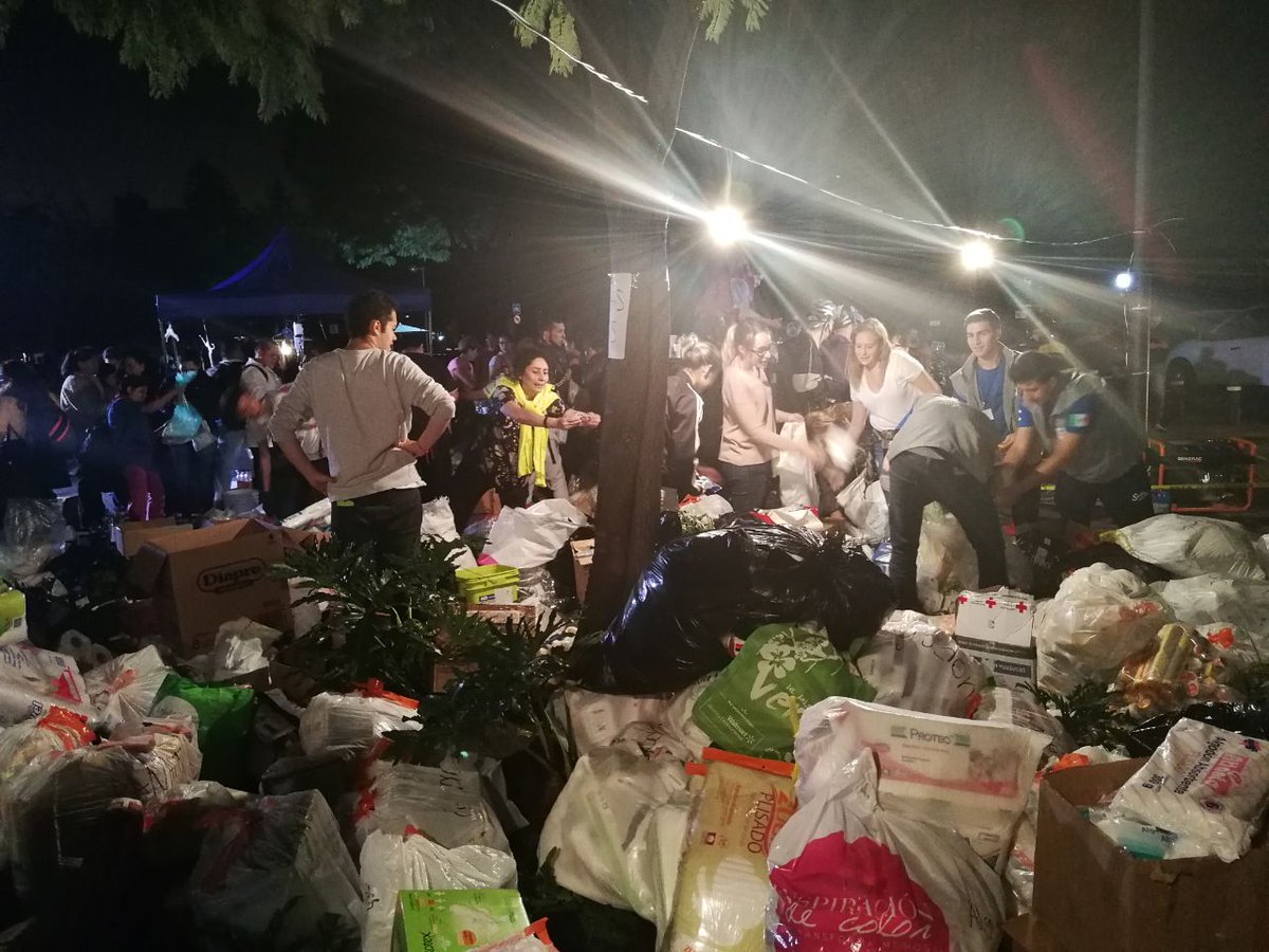 heraldodemexico's tweet image. En Fuente de Cibeles y Parque España rescatistas reciben donaciones como agua, medicinas y comida #FuerzaMexico 
bit.ly/2wFJ5an