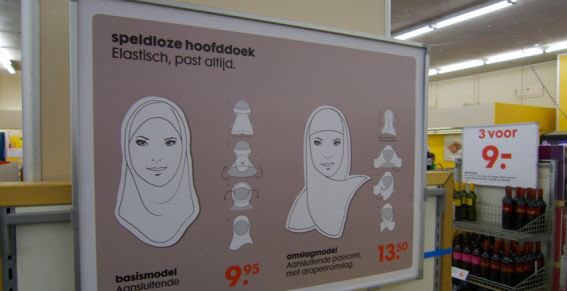 Martinbosma_pvv's tweet image. Hema: geen Zwarte Piet, geen hij of zij.

Maar wel hoofddoeken.
#CultuurOnderVuur