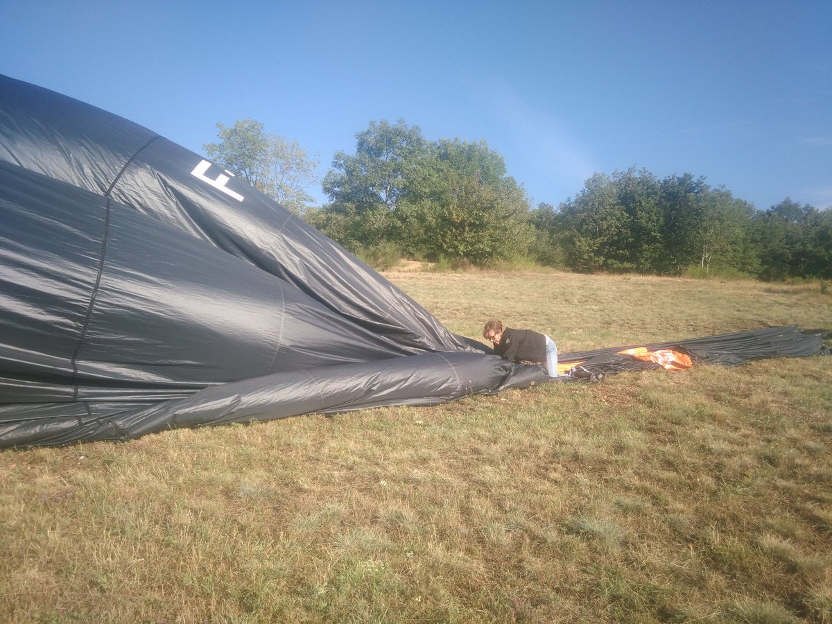 AeronotBruno's tweet photo. @AvignonAirshow On  prépare la montgolfière Orange 😋 https://t.co/VJO5j5gyOv