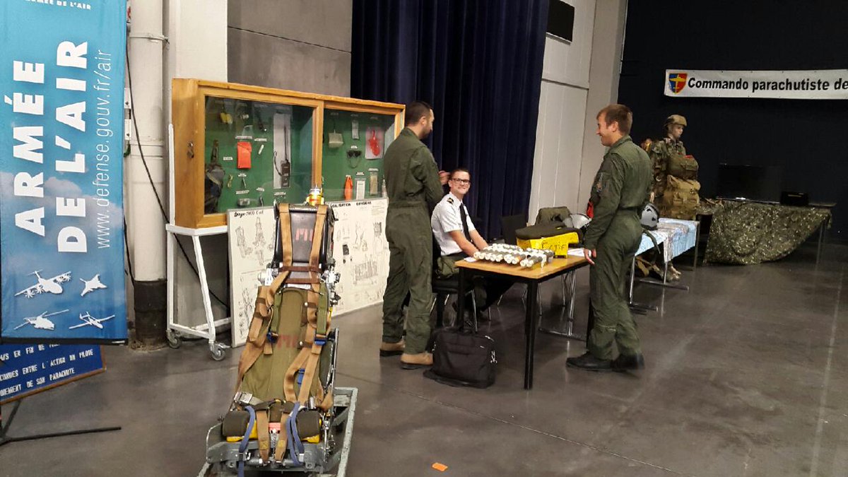 AvignonAirshow's tweet photo. La journée des métiers aéronautique à commencé. Venez rencontrer @Armee_de_lair au parc des Expositions Hall C !
#avignonairshow #AAS2017 https://t.co/kG1f8n54Q2