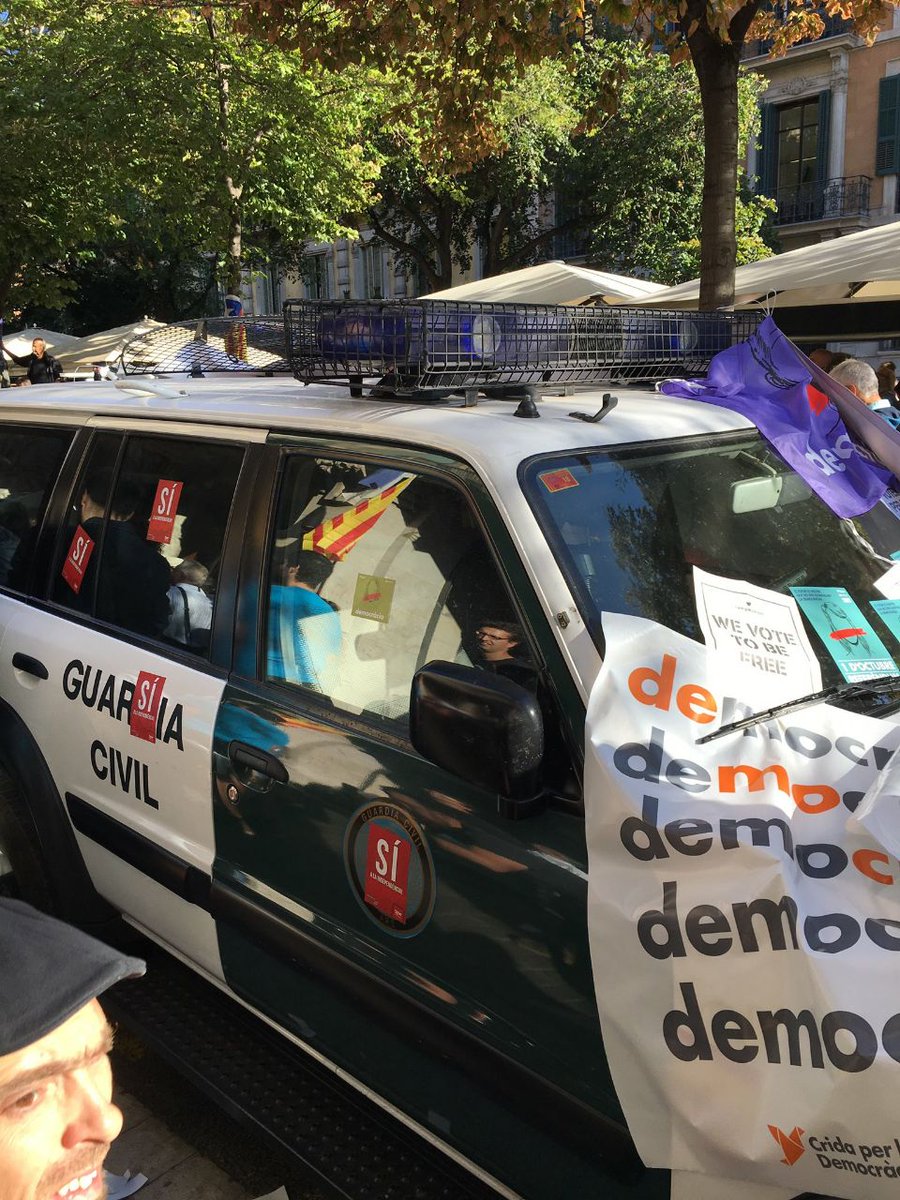 empaperem's tweet photo. Que no es vegi ni un centímetre de xapa! #Empaperem! https://t.co/8r4qHfDyIP