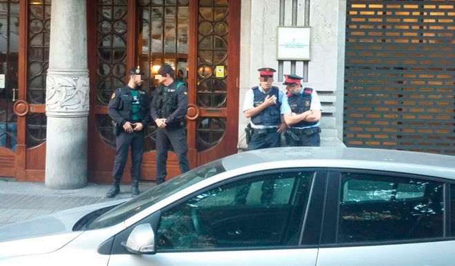 MonederoJC's tweet photo. Un gobierno que ganó las elecciones con caja B, con 800 cargos imputados detiene a políticos por querer votar. No me reconozco en esa España https://t.co/XPEbiFwDIy