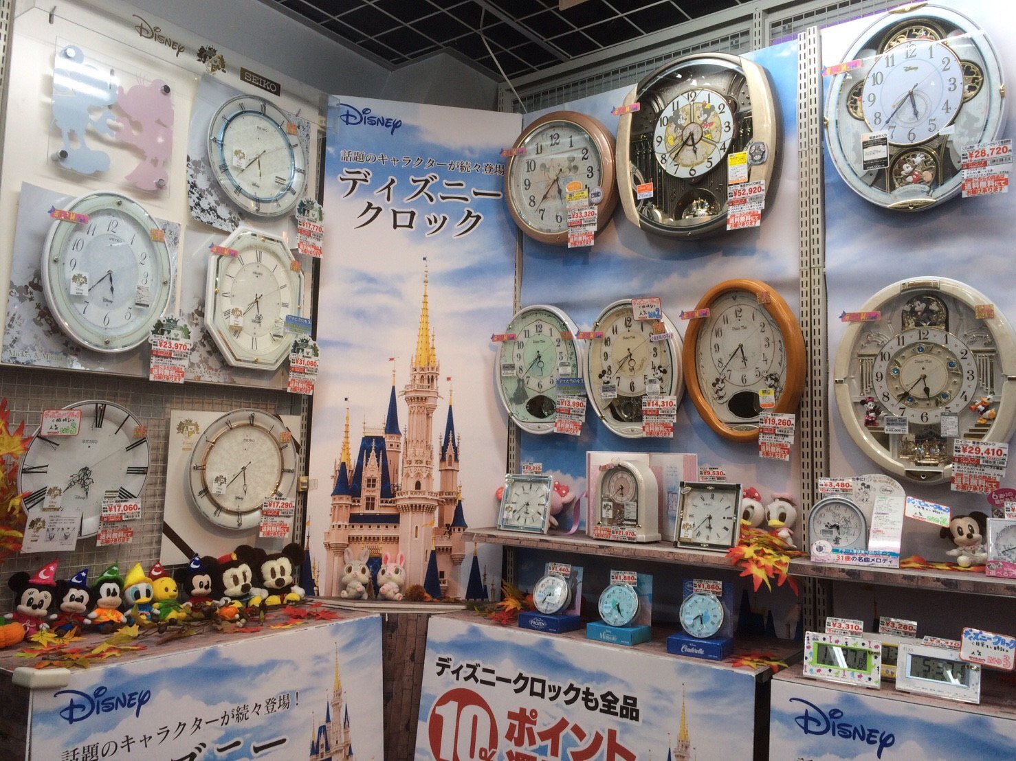 ヨドバシカメラ 新宿西口本店 ディズニー クロックコーナーをリニューアル 掛け時計から置き時計まで かわいいディズニーキャラクターとコラボしたクロックを多数展示しております なかでも毎正時 0分ごと に美しいメロディ演奏とともに文字盤が