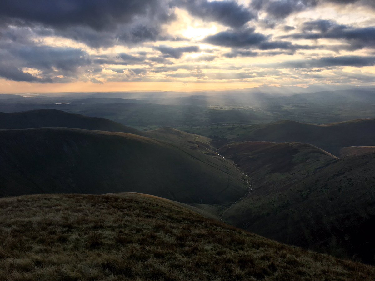 Beautiful light in the Howgills yesterday evening. 
instagram.com/p/BZPDtJlFO8S/
#fellrunning #yorkshiredales #howgills #sunset