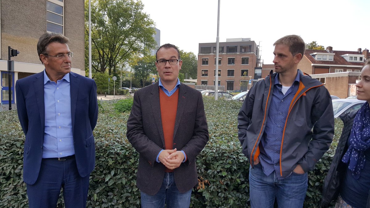 TDaelman's tweet photo. Wethouder @JacobsMario presenteert primeur voor Nederland, de #CrossCycle app. Vrij baan voor de Tilburgse fietsers! #Mobiliteitsaanpak2040 https://t.co/GR7rIAQ7Bn