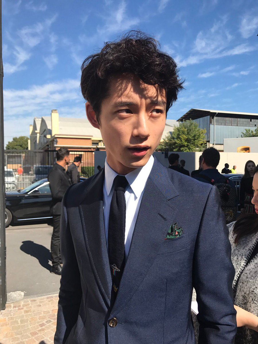 【希少】GUCCI グッチ　ネクタイ　紺　現行　坂口健太郎　芸能人　ソリッド 希少】GUCCI グッチ ネクタイ 紺 現行 坂口健太郎 芸能人