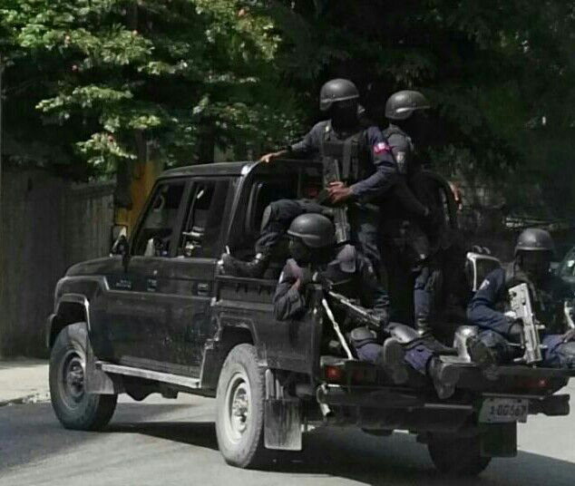 Se lapolis ki pou gen kontrol lari ya. Ajan sekirite prive yo pagen pou tire anlè. Sa ka plis fè yo sible antrepriz la. <a href="/pnh_officiel/">PNH</a>