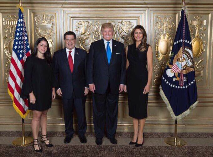 Hugobie's tweet photo. Un perseguido por los Estados Unidos (investigado) con el Presidente de esa nación. Un Trump sonriente. https://t.co/Hec3920BeS