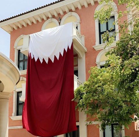 Soutkkom's tweet photo. صور | #قطر : البيوت القطرية تتزيّن بالعلم القطري.. بعد إطلاق هاشتاق في تويتر #علم_قطر_فوق_بيتنا 🇶🇦 https://t.co/rRXaNHL5Uk