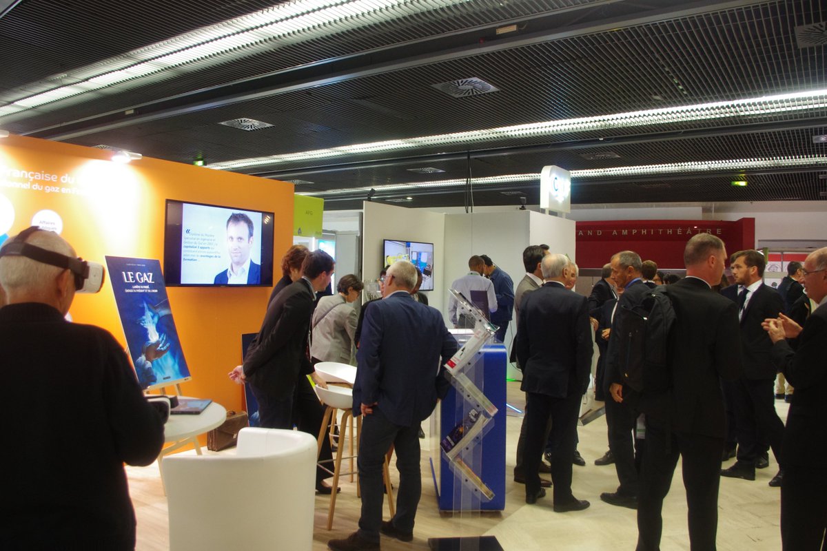 Expogaz_'s tweet photo. Bcp d'échange entre acteurs du marché du #gaz dans les allées d'#Expogaz ! Retrouvez plus de 100 marques / exposants pendant encore 2 jours. https://t.co/hjzm24pZ3P