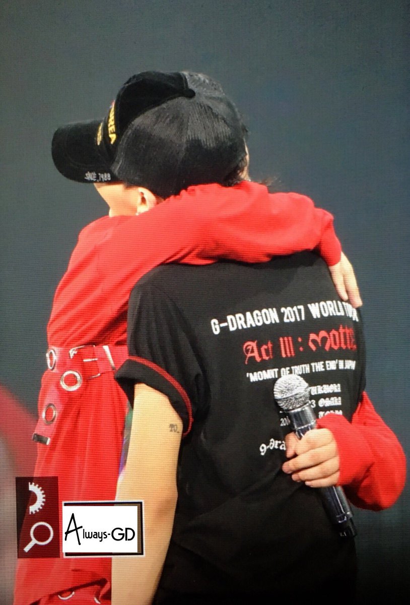pandariko's tweet photo. Happiness Jiyong..his face reflects his happiness 🐼🐲💖😍😍 #nyongtory hug #SeungD credit: on pic https://t.co/zdeI6cJemG